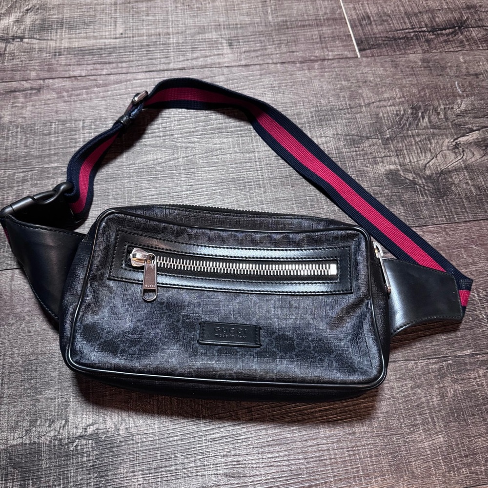 Gucci GG Supreme body bag in black with a red and blue web strap - Picture 13 of 16
